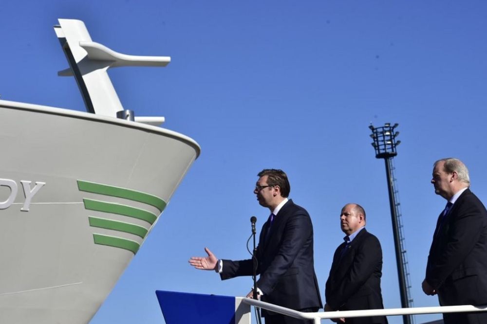 Ni ovo nije predizborna kampanja? Vučić krstio brod! (FOTO)