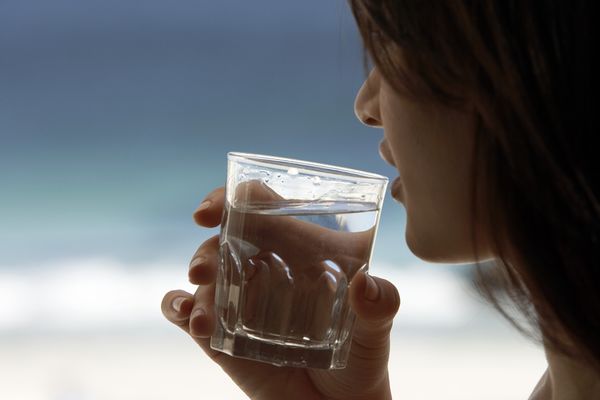 Šta će se dogoditi telu ako svakog dana popijete čašu slane vode? (GIF)