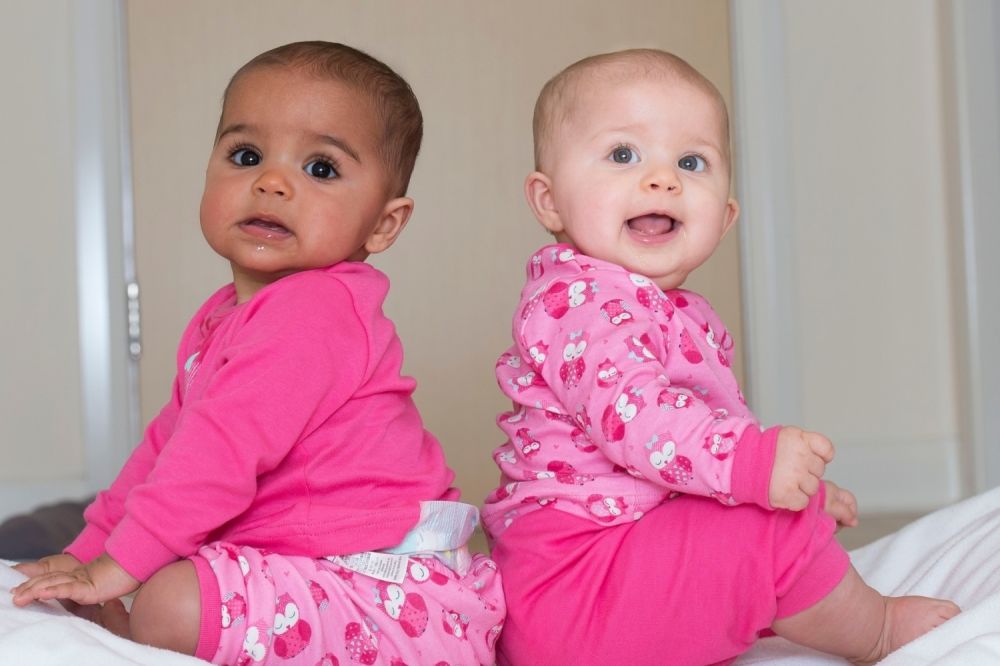 Jednom u milion: Majka rodila crno-bele bliznakinje! (FOTO) (VIDEO)