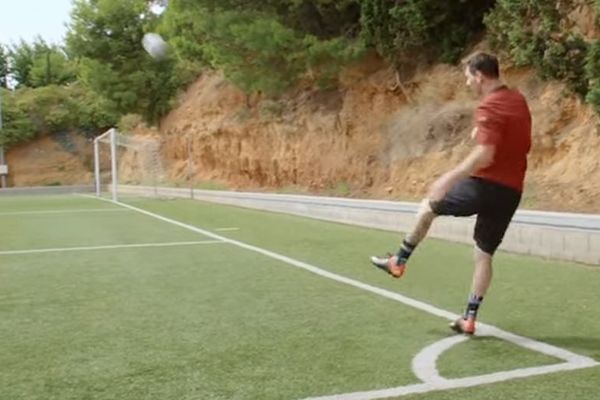 Da li je bolji od Ronaldinja? Mesi kao od šale pogađa prečku iz kornera! (VIDEO)