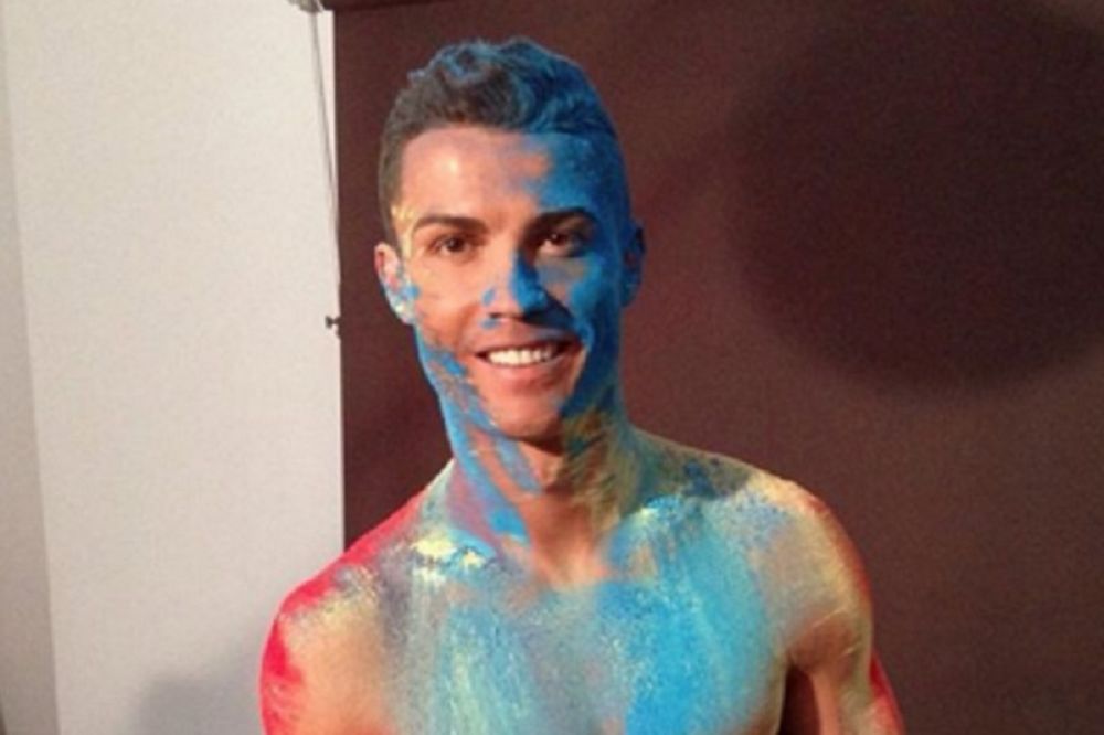 E moj Ronaldo, ko te je tako ofarbao: Kristijano nastavio sa poziranjem! (FOTO)