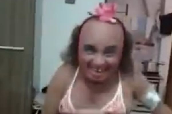 Šta se desi kada su patuljak, transvestit i plesač sambe... Jedna osoba!? (VIDEO)