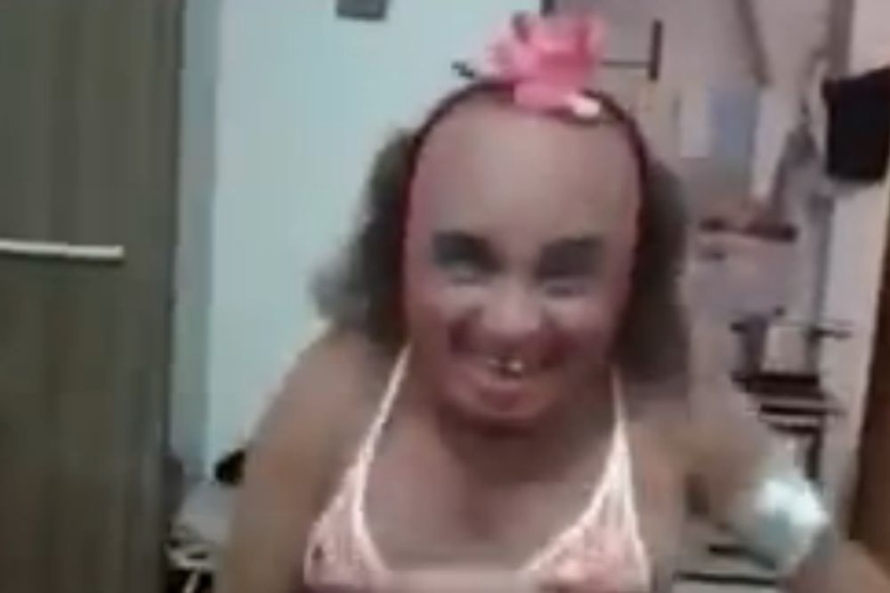 Šta se desi kada su patuljak, transvestit i plesač sambe... Jedna osoba!? (VIDEO)