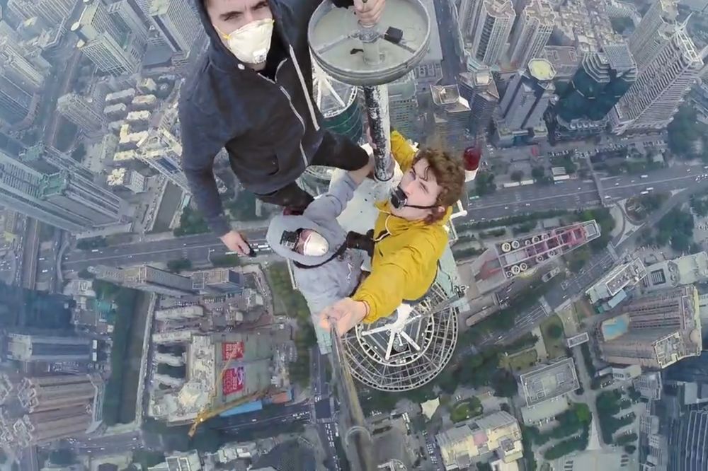 Da li je hrabrost isto što i ludost? Pitajte ovu trojicu Rusa (VIDEO)