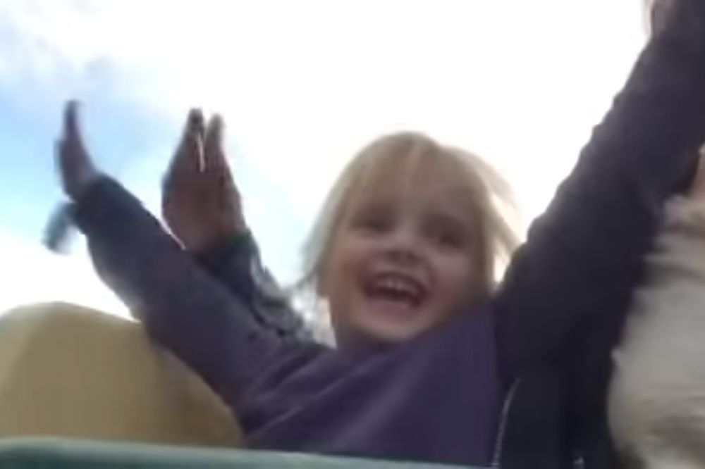 Ovo je sigurno najslađa reakcija na vožnju rolekosterom ikad! (VIDEO)