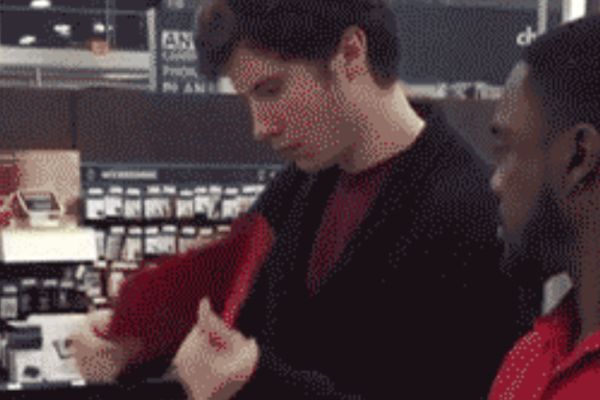 Ovaj brat je ispresavijao laptop tako da su ostali samo dugmići! (GIF)