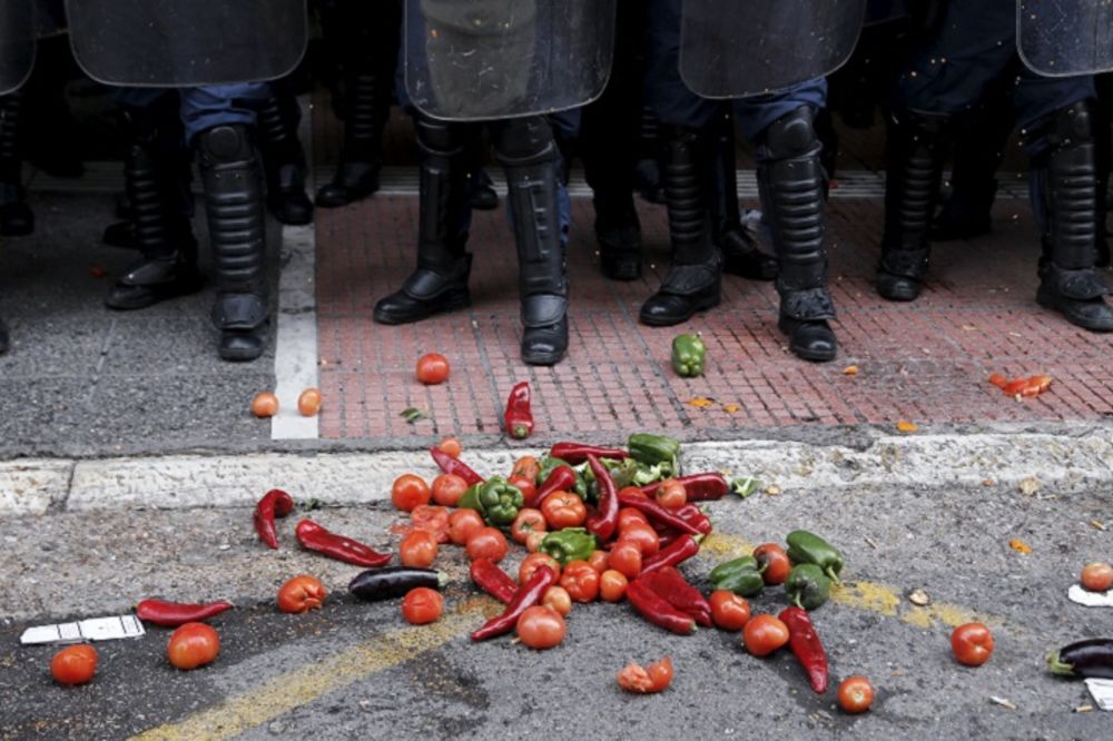 Suzavac na ulicama Atine: Poljoprivrednici u klinču sa policijom! (FOTO) (VIDEO)