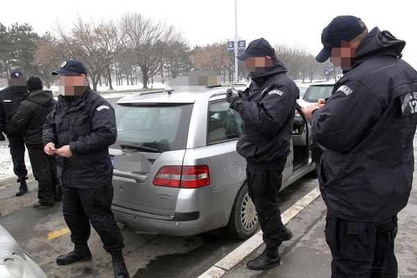 Mlate, hapse, maltretiraju i nikom ne odgovaraju! Zašto komunalnoj policiji niko ne može ništa? (VIDEO)