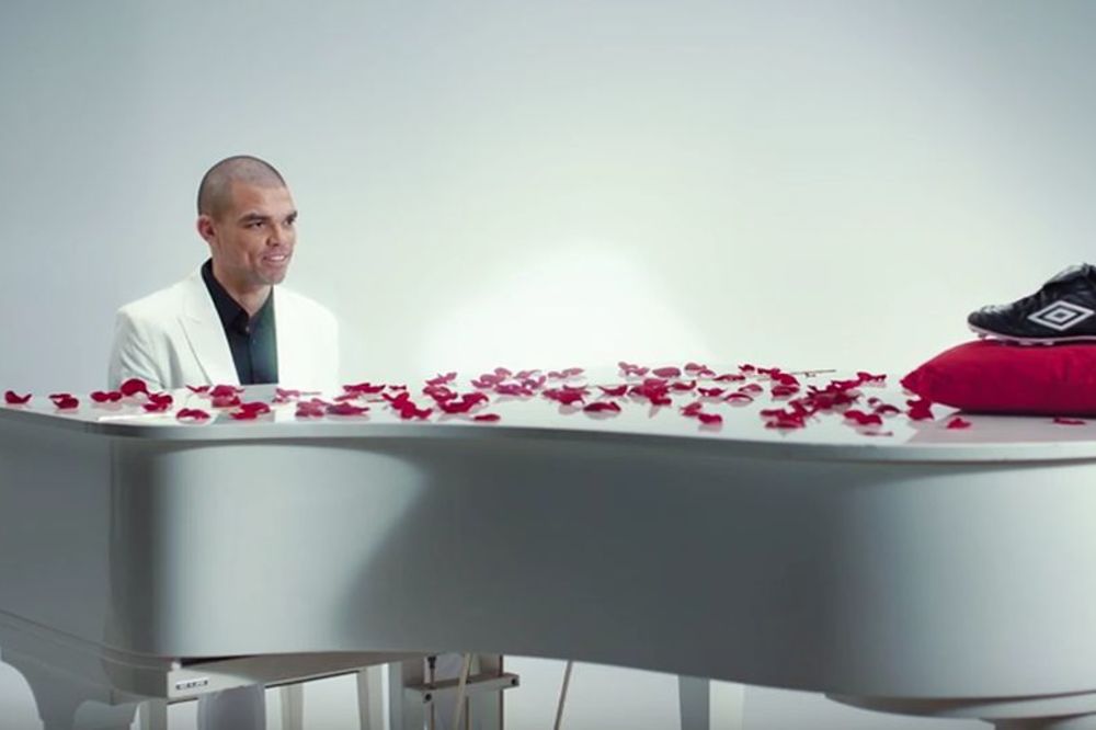 Krvnik u kopačkama postao romantičar: Defanzivac Reala svira klavir i peva! (VIDEO)