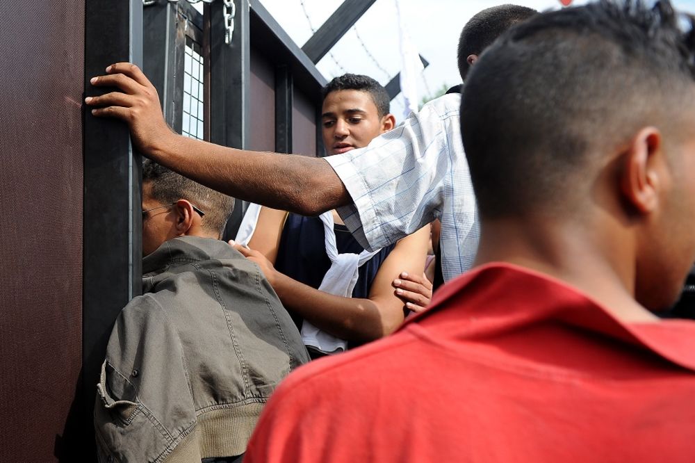 Popeo se na voz, pa stradao od strujnog udara! Imigrant poginuo na stanici u Subotici