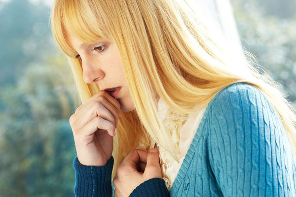 Ne, ne umirete: Ovo su znaci da imate napad panike! (GIF)