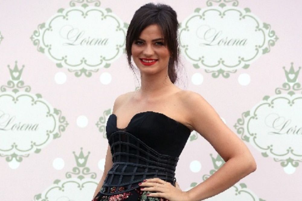 Nestašni Mrka! Političar poljubio Milicu Pavlović, tamo gde se ne sme! (FOTO) (VIDEO)