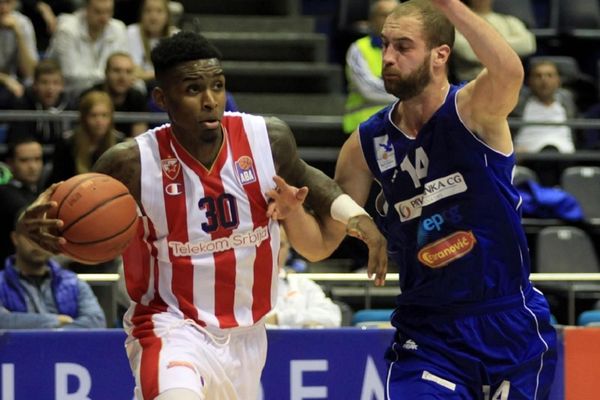 Kvinsi Miler zverski zakucao pod faulom, nemoguće ga je zaustaviti! (VIDEO)