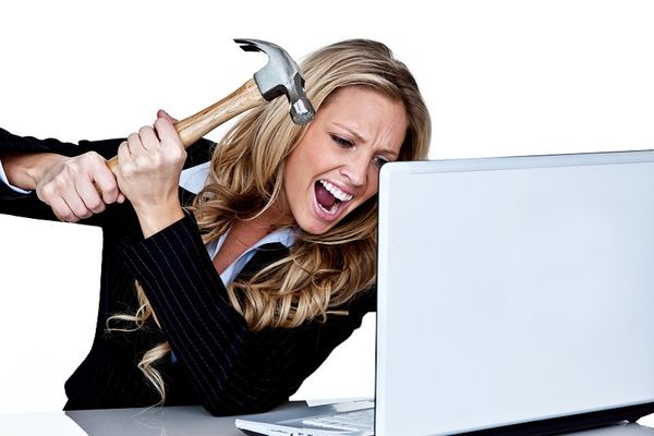 Nikako ne proveravajte njegov profil na Fejsu! Evo i zašto! (GIF)