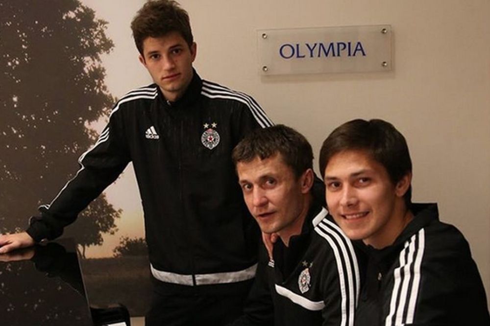 Crno-beli virtuozi: Partizanovci sviraju klavir! (FOTO)