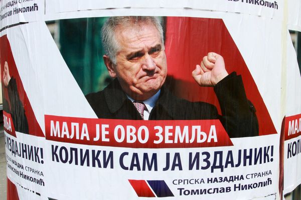 Urnebesni slogani kojih se političari ne stide, a mi propadamo u zemlju od blama! (FOTO)