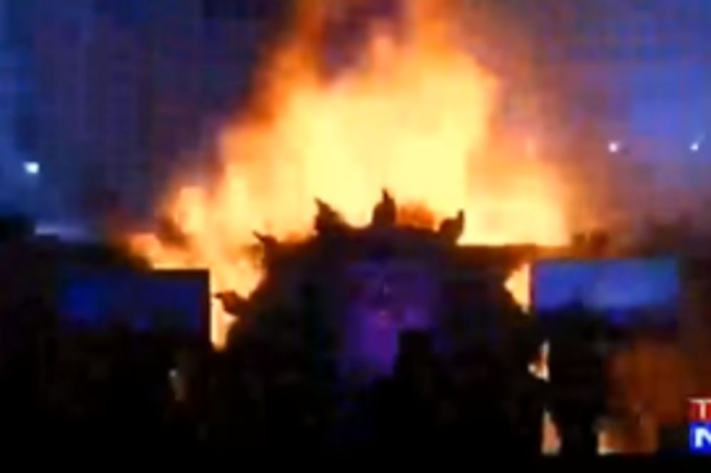 Opšta bežanija u Indiji: Buktinja umalo progutala plesačice! (VIDEO)