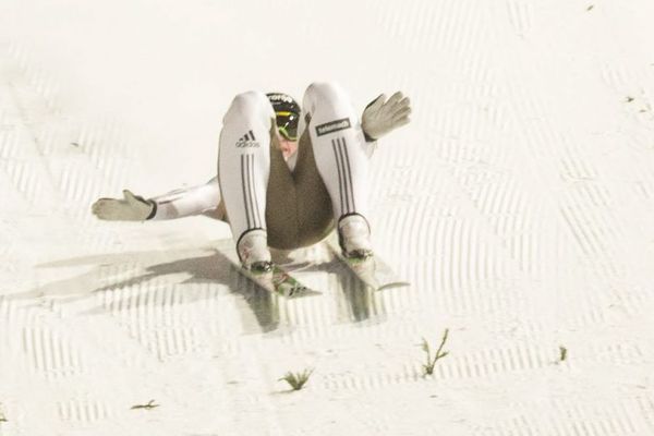 Leteći Slovenac zaboravio da sleti i umalo se teško povredio posle skoka od 249 metara! (VIDEO)