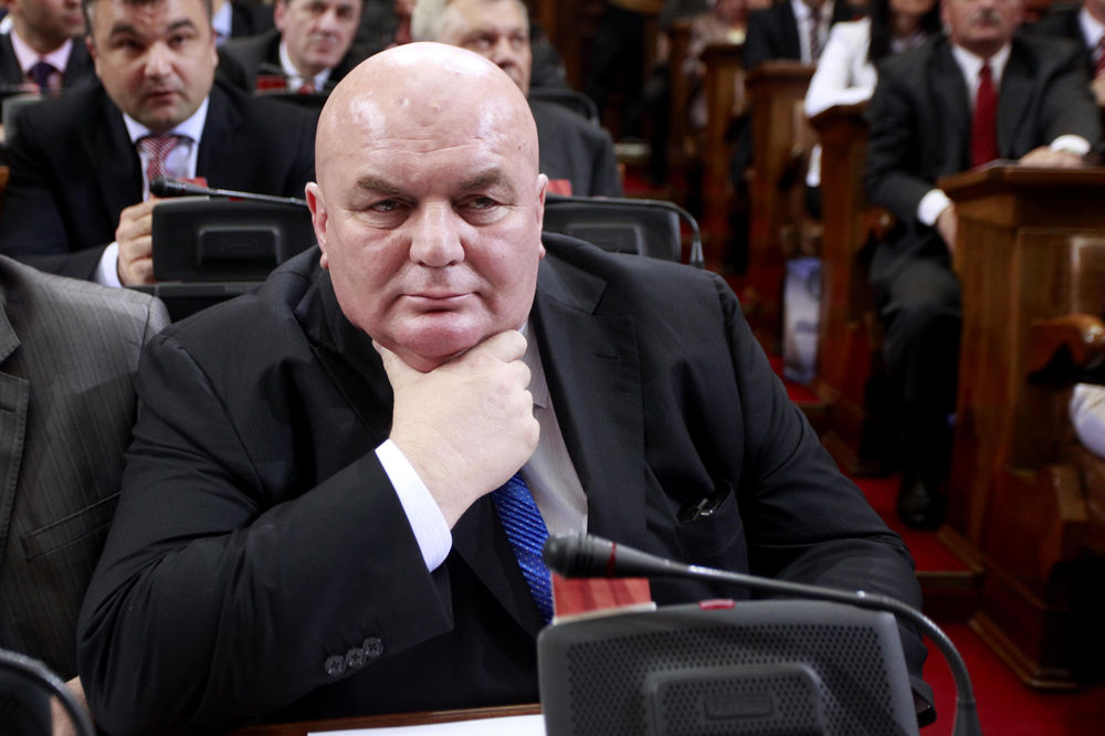 Palma lupio šakom o sto: Hoću veći deo kolača jer i vredimo više!