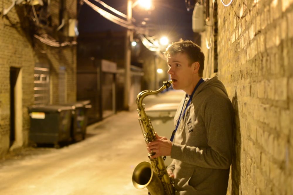 Kako mu uspeva? Ulični maestro peva, kida bitboks i saksofon... U isto vreme! (VIDEO)