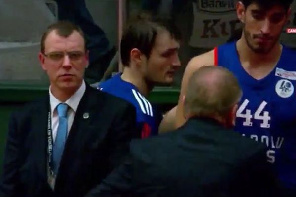 Efes primio trojku sa pola uz faul, a Duda hteo da zadavi Ertela zbog neviđene greške! (VIDEO)