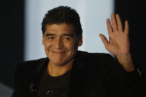 Jedna naša pevačica je miljenica Maradone. Možete li da pogodite koja? (VIDEO)