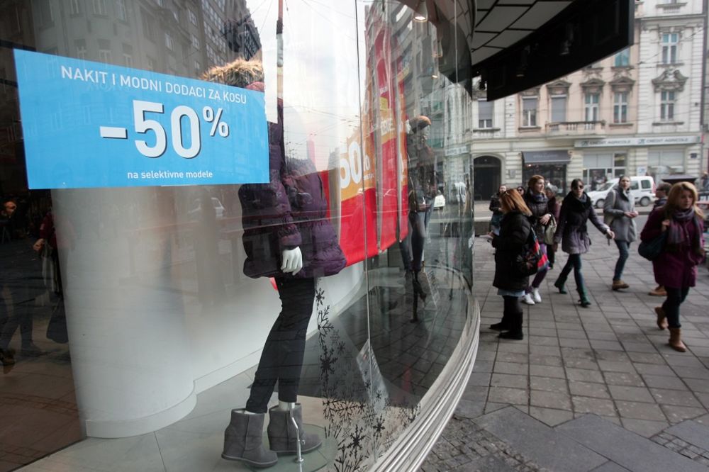 Krše zakon, izrabljuju radnike, a inspekcija se pravi luda! Svi otvorili prodavnice na neradan dan (FOTO)