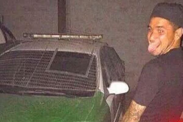 Da li je ovaj fudbaler normalan? Nakon poraza urinirao po policijskom automobilu! (FOTO)