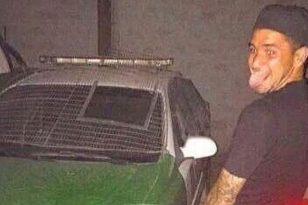 Da li je ovaj fudbaler normalan? Nakon poraza urinirao po policijskom automobilu! (FOTO)