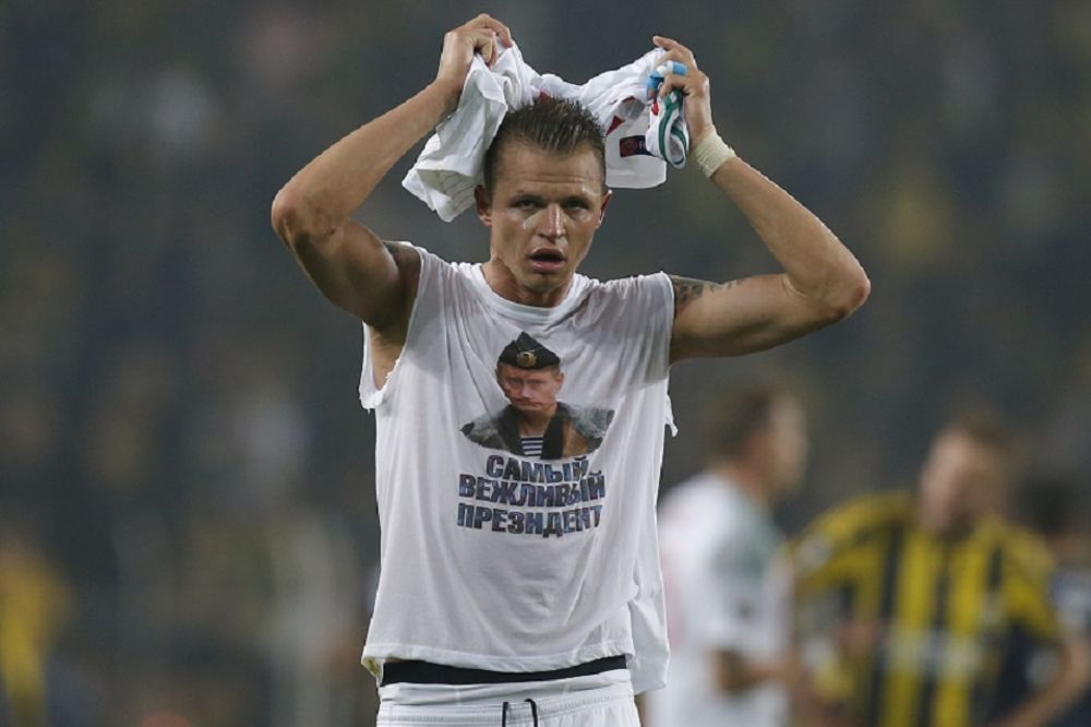 Fudbaler Lokomotive iz Moskve provocirao Putinovom majicom navijače u Istanbulu! (FOTO)