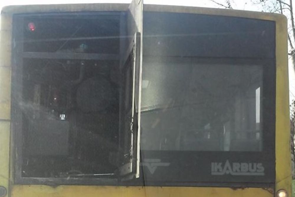 Jure nas da plaćamo Bus Plus, a voze nas u ovakvim krševima! (FOTO)