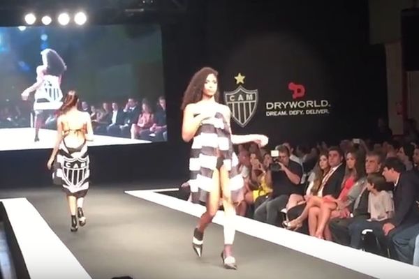 Modna revija na promociji dresova: Oskudno odevene manekenke u senci ostavile Robinja! (VIDEO)