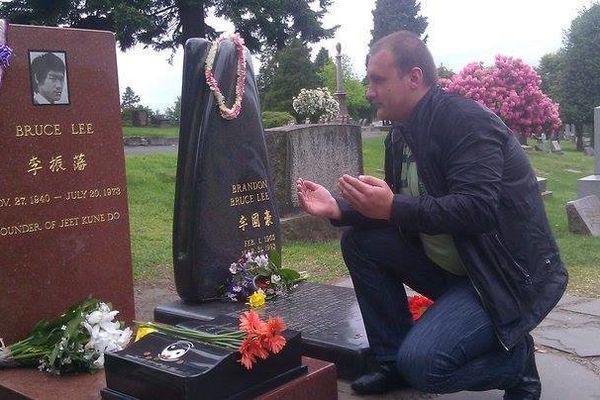 Bosanac otišao na grob Brusa Lija i pomolio se Alahu! (FOTO)