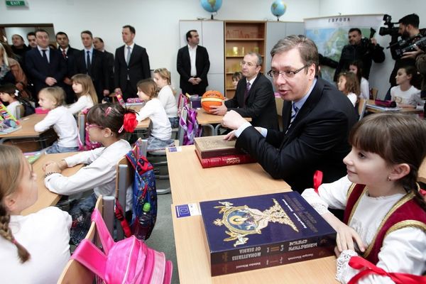 Vučić obišao školu, ali je prvo otišao u toalet da vidi da li je čist! (FOTO)