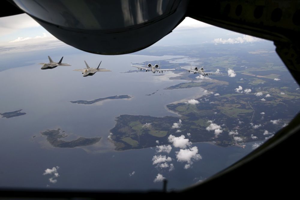 NATO avioni iskrcavaju vojno đubre u Jadransko more! (FOTO)