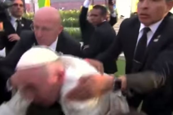 Urlao na čoveka: Papa Franja zamalo da zgnječi dečaka u invalidskim kolicima! (VIDEO)