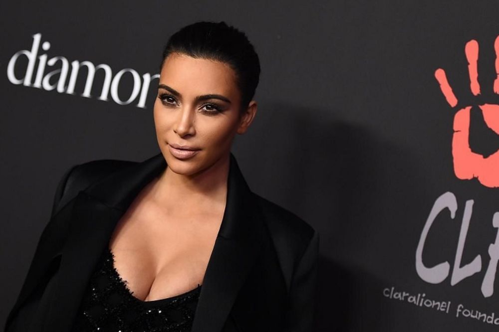 Kim Kardašijan konačno otkrila tajnu savršenog dekoltea! Probajte i vi - ako smete! (FOTO)