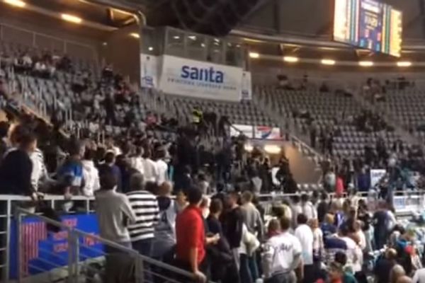 Sam protiv svih: Navijač Cibone se sam zaleteo na pristalice Zadra i nastao je haos! (VIDEO)