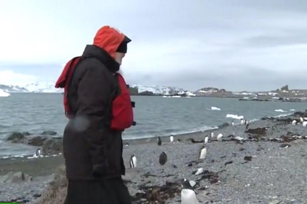Ruski patrijarh prošetao se s pingvinima! (VIDEO)