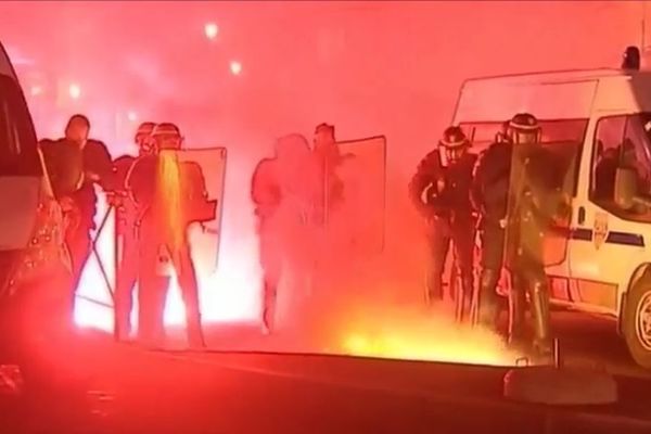 Navijači Bastije započeli rat: Napali policijsku stanicu da bi osvetili druga! (VIDEO)