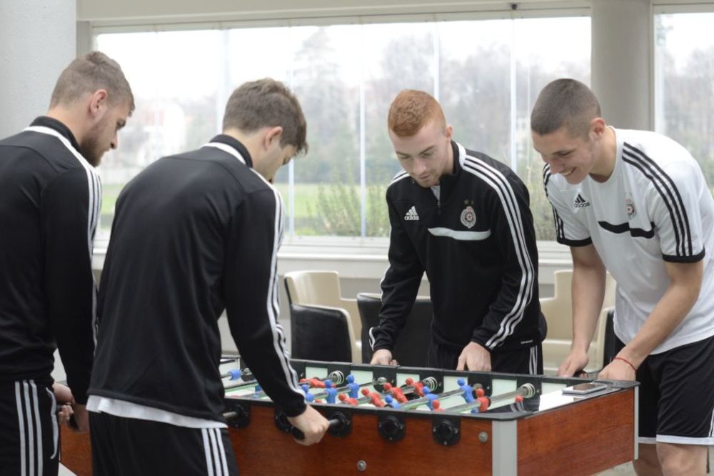 Igrači Partizana vežbali preciznost na pikadu i reflekse na stonom fudbalu! (FOTO)