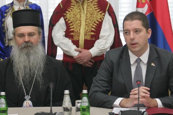 Kao da je Superhik: Vlada Srbije savetuje ljude na Kosovu da daju deo plate crkvi