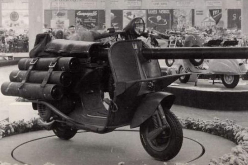 Smrt ide na dva točka: Ova Vespa puca... Ali bukvalno! (FOTO)