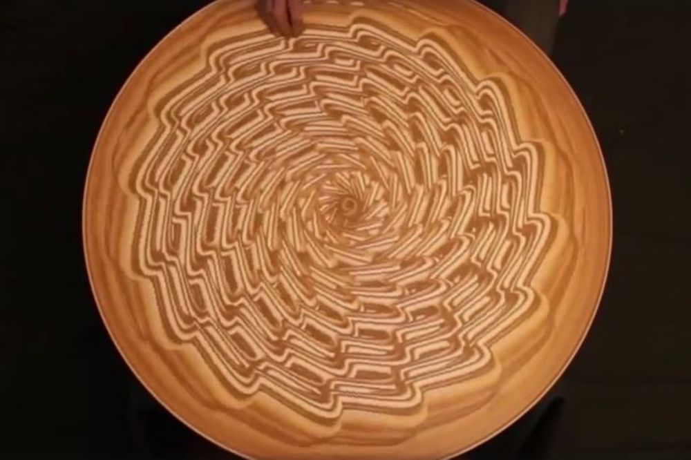 Hipnotička umetnost: Pogledajte kakvu magiju svojim rukama stvara ovaj Rus (VIDEO)