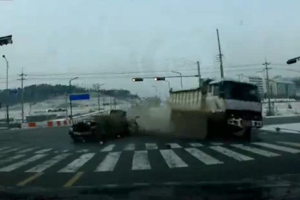 Ža dlaku, šinko! Najsrećniji pešak u Južnoj Koreji! (VIDEO)