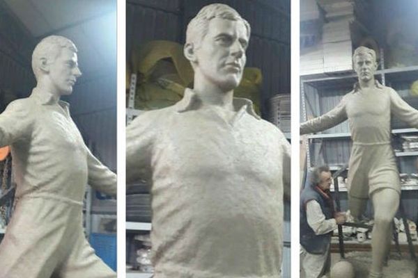 Delije ogorčene zbog Mitićeve statue: Ovo nije naš čika Rajko! Zar vas nije sramota? (FOTO)