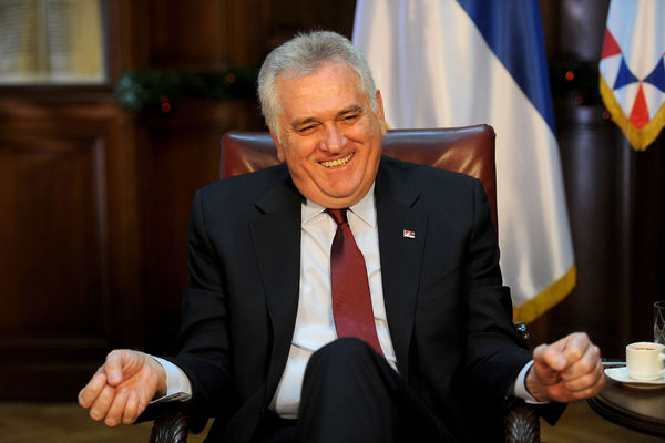 Nikoliću za stolariju 2,7 miliona, administracija će ždrati svinjetinu za 6 miliona dinara!