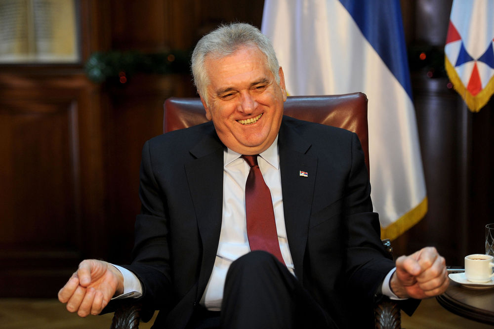 Nikoliću za stolariju 2,7 miliona, administracija će ždrati svinjetinu za 6 miliona dinara!