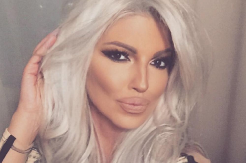 Dizel narodnjakuša! Ovako je izgledala JK na svom prvom nastupu! Ni D od Dive!