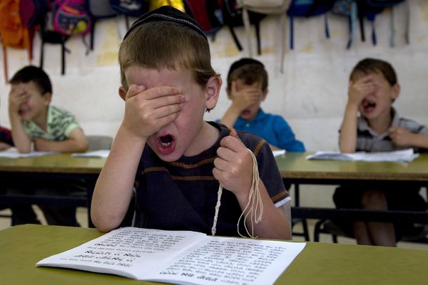 21. vek u Londonu: U jevrejskoj školi uče da je jedina uloga žene da brine o deci, kuva i čisti! (GIF)